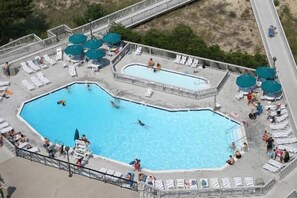 Una piscina techada, una piscina al aire libre