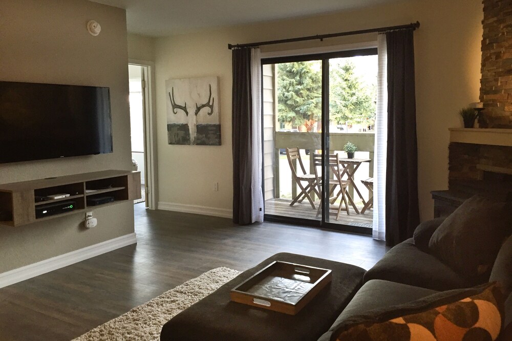 Awesome Deal on Beautiful Remodeled 2 Bedroom! Great Location, View, Pool & Spa!