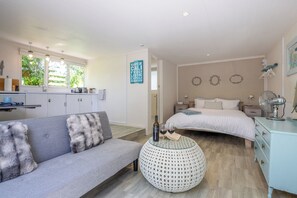 1 bedroom, iron/ironing board, WiFi, bed sheets - Studio and Spa by the Beach (Onetangi)