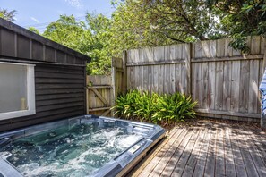 Outdoor spa tub - Studio and Spa by the Beach (Onetangi)