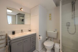 Hair dryer, towels, soap, shampoo - Studio and Spa by the Beach (Onetangi)