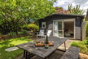 Outdoor dining - Studio and Spa by the Beach (Onetangi)