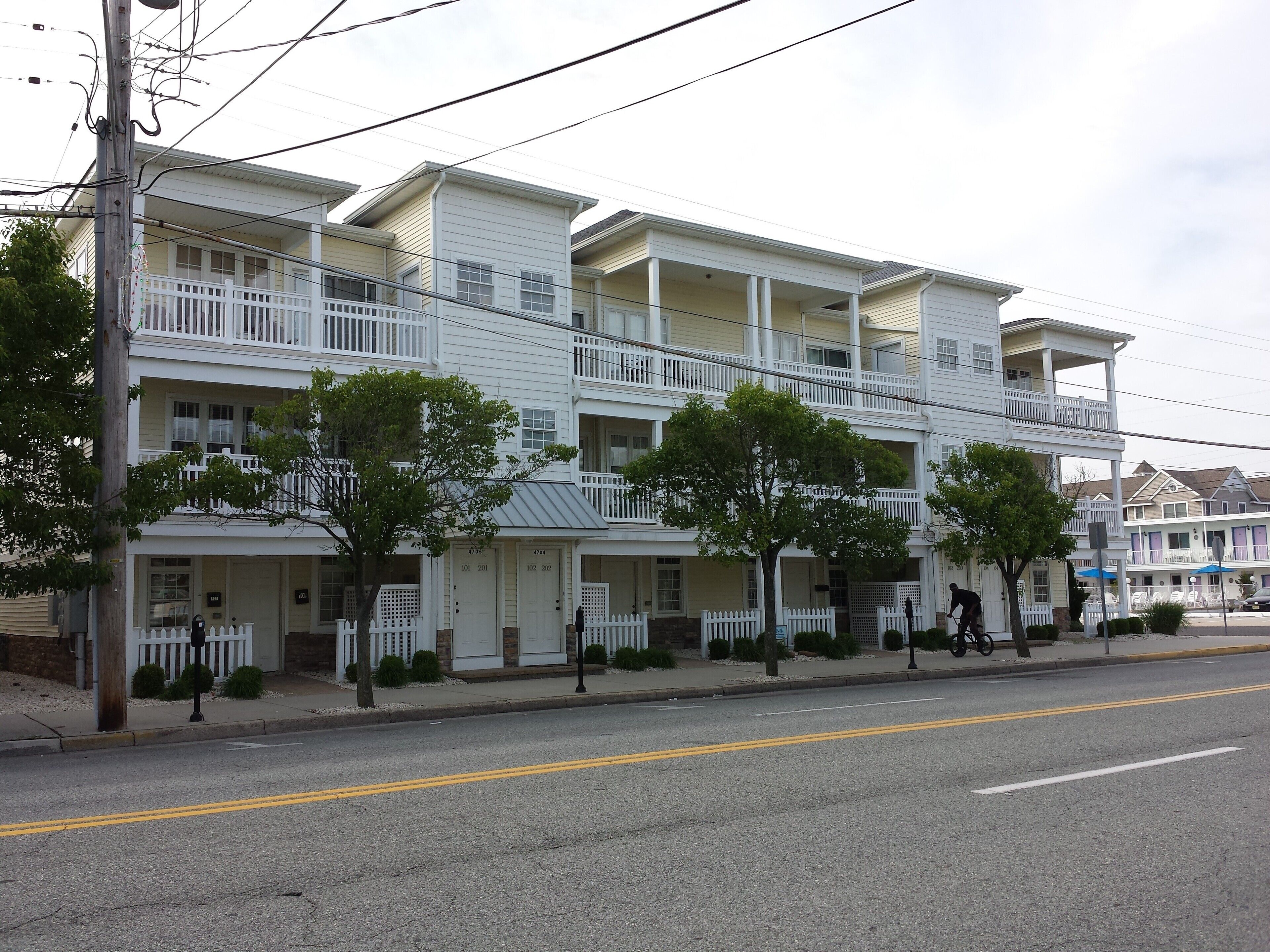 Comforts of home w/ the Beach, boardwalk, convention center 1 block away!