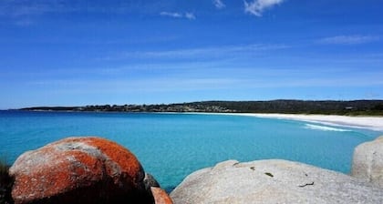BAY OF FIRES BEACH SHACK Modernes Haus in der Binalong Bay