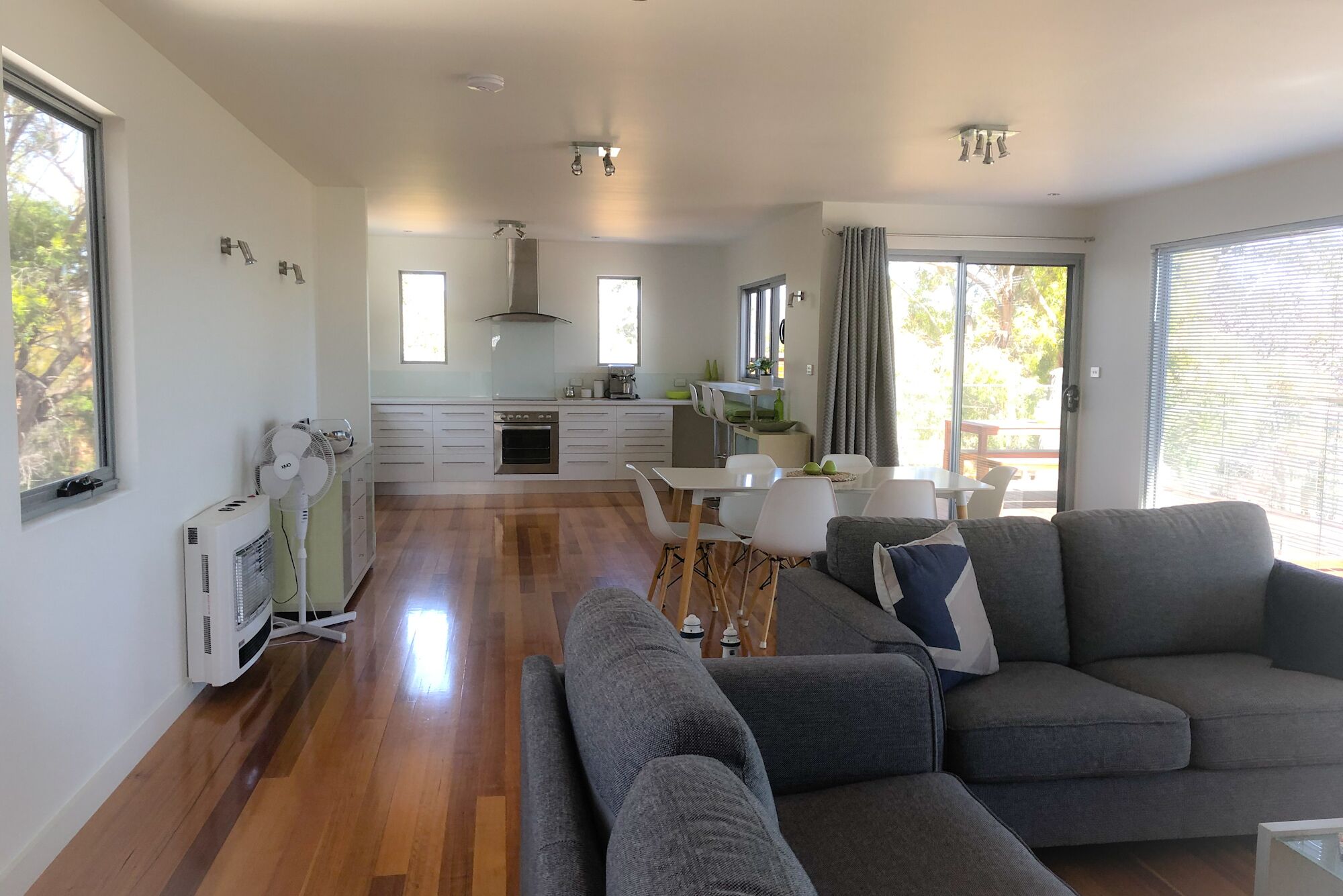 BAY OF FIRES BEACH SHACK Modern House@ Binalong Bay  — image 11
