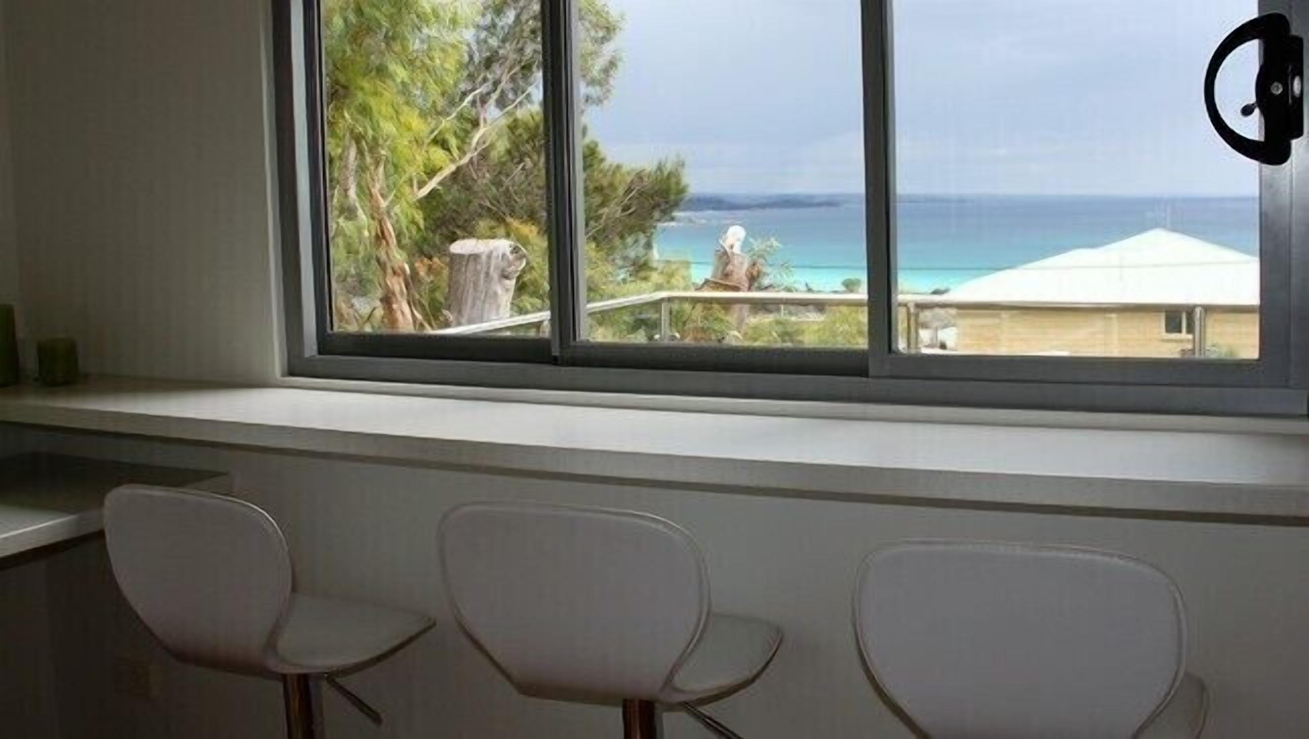 BAY OF FIRES BEACH SHACK Modern House@ Binalong Bay  — image 2