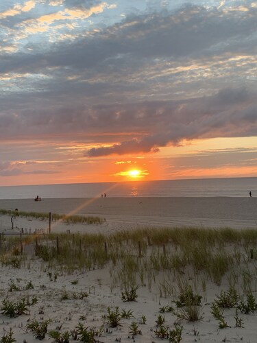  Cozy 2 bedroom Apartment Half block to beach, Front deck, Fenced in backyard.