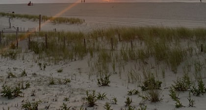 Cozy 2 bedroom Apartment Half block to beach, Front deck, Fenced in backyard.