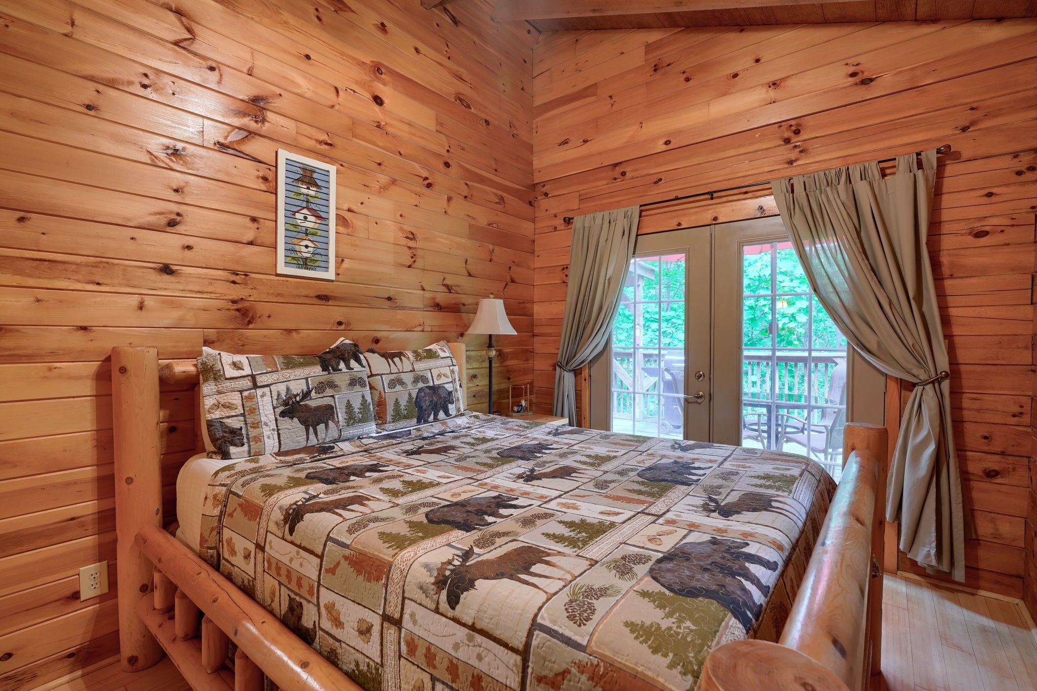 Cozy 1 br cabin on 80 acres near caves!