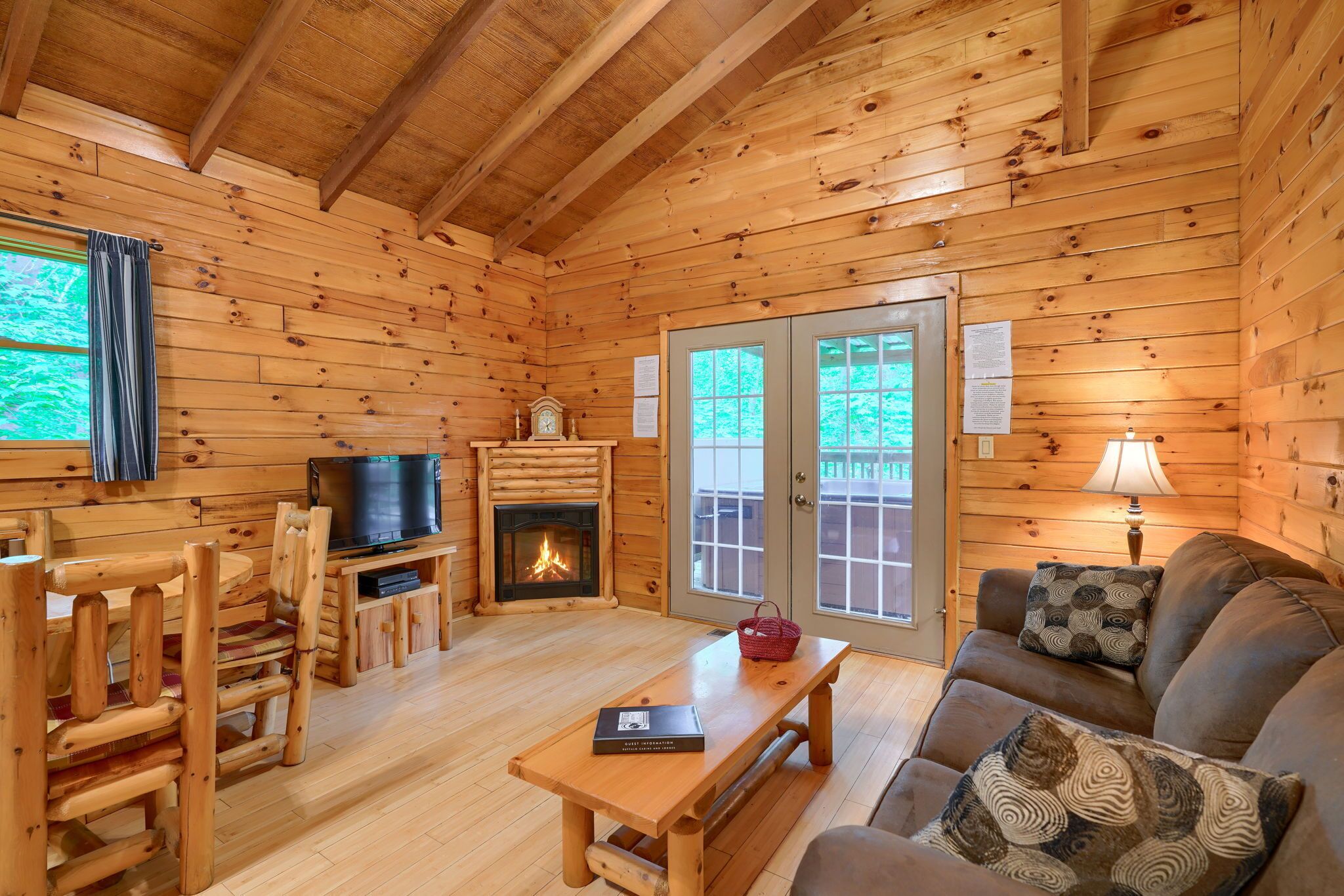 Cozy 1 br cabin on 80 acres near caves!