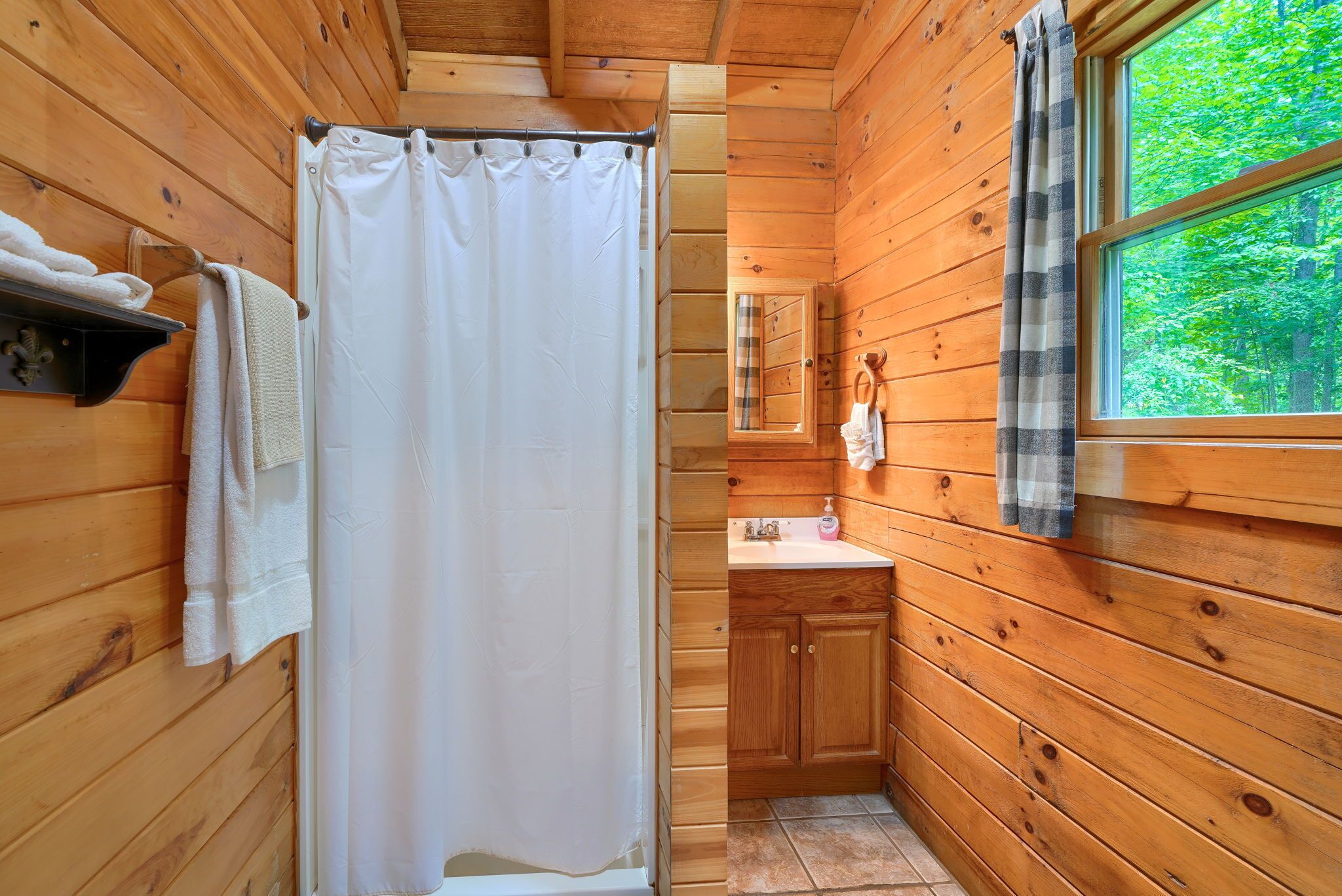 Cozy 1 br cabin on 80 acres near caves!