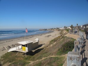 Vlak bij het strand, ligstoelen aan het strand, strandlakens