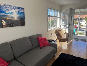 Een televisie en een dvd-speler