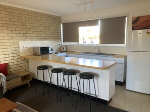 Kjøleskap, mikrobølgeovn, ovn og kokeplater