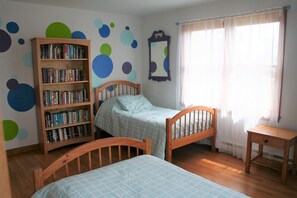 5 bedrooms, iron/ironing board, free WiFi, bed sheets