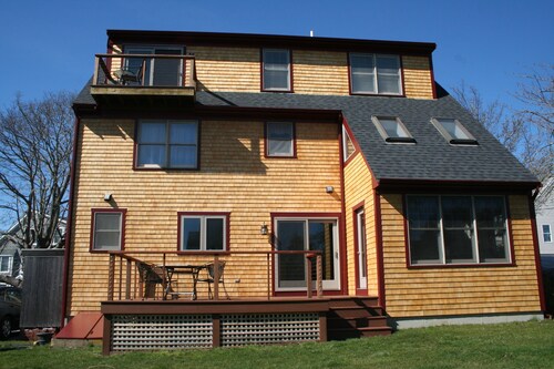 Charming 5 bedroom Easton Point colonial with honeymoon suite on 3rd floor