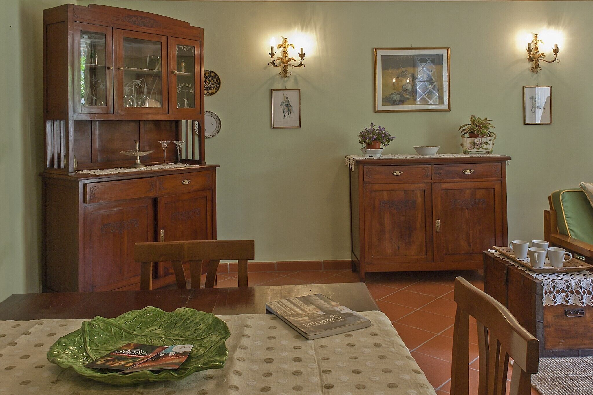Un coin repas comprenant un buffet en bois, une table avec un set de table, un banc et une chaise.