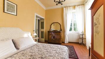 3 habitaciones, escritorio y tabla de planchar con plancha