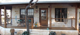 Hill Country getaway - Next to Hamilton Pool