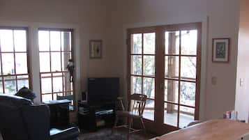 Televisión, Netflix, reproductor de DVD y tenis de mesa