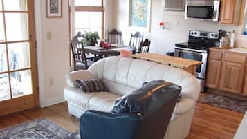 Televisión, Netflix, reproductor de DVD y tenis de mesa