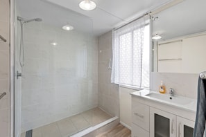Ensemble douche/baignoire, sĂšche-cheveux, serviettes fournies, savon
