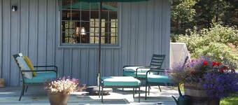 Prud'homme Cottage: bright, private architectural cottage on Mitchell Cove