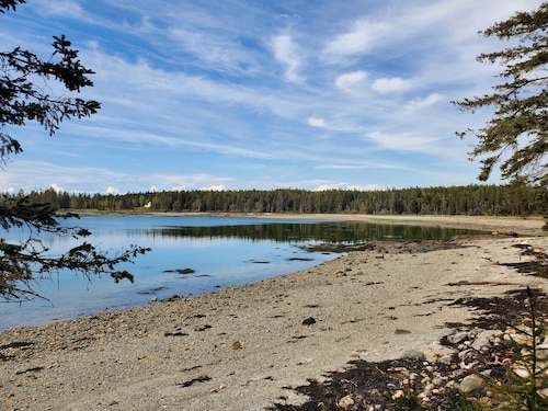 Prud'homme Cottage: bright, private architectural cottage on Mitchell Cove