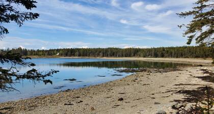 Prud'homme Cottage: bright, private architectural cottage on Mitchell Cove
