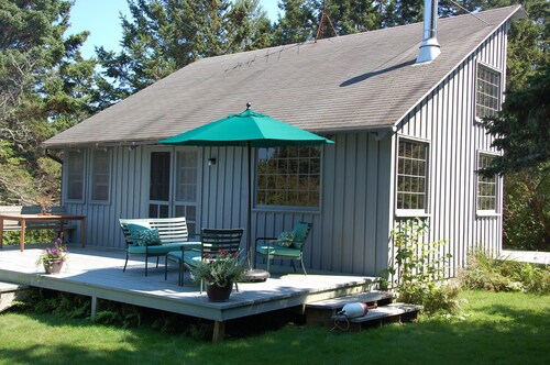 Prud'homme Cottage: bright, private architectural cottage on Mitchell Cove