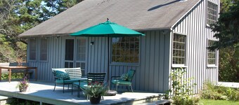Prud'homme Cottage: bright, private architectural cottage on Mitchell Cove