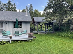 Terrace/patio - Prud'homme Cottage: bright, private architectural cottage on Mitchell Cove (Bernard)
