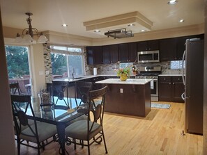 Refrigerador, microondas, horno y parrilla de estufa 