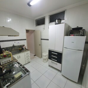 Fridge, microwave, oven, stovetop - Excellent apartment on Enseada beach. I rent for the season. (Guarujá)
