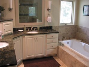Combined shower/bathtub, hair dryer, towels, soap - 3BR Peaceful, Kiawah, Lagoon View Home, Wifi, Comfortable and Welcoming (Kiawah Island)