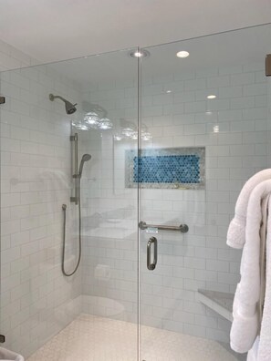 Ensemble douche/baignoire, sĂšche-cheveux, serviettes fournies, savon