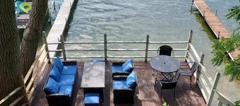 ON LAKE: Private Beach, Central Air, Kayaks, Sunsets,Boat Dock & Clean Swimming!