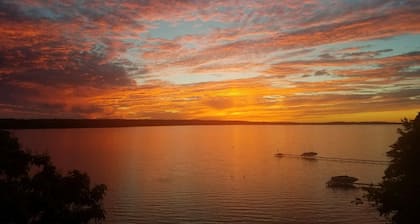 ON LAKE: Private Beach, Central Air, Kayaks, Sunsets,Boat Dock & Clean Swimming!