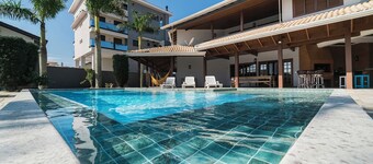 Ferieutleie Bombinhas med 7 suiter, basseng, wifi, basseng og grill