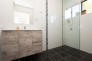 Douche, séchoir à cheveux, serviettes fournies, savon