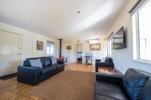 Smart TV, fireplace, DVD player, stereo - Somerset Sunset - Exclusive Use of Entire Property (Hazeldean)