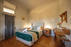 10 chambres, fer et planche à repasser, draps fournis