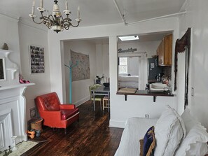 TV connectée, cheminée, livres
