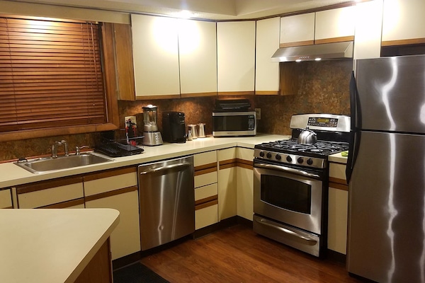 Microondas, horno, placa de cocina y lavavajillas