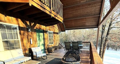 Sunset Cabin: cabaña apartada y agradable en 210 acres en las montañas y el lago Ouachita