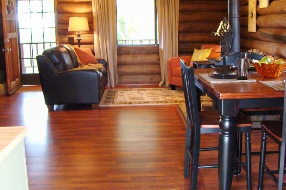 Charming Log Cabin in the Heart of Wine Country