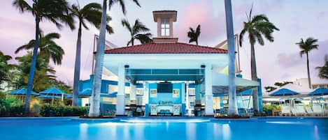 Alberca al aire libre y alberca climatizada