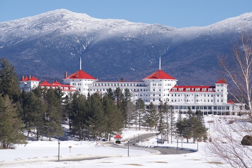 Large chalet with private hot tub and great views close to North Conway town