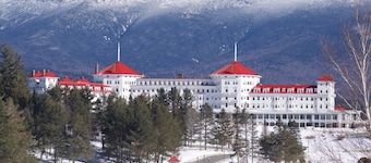 Large chalet with private hot tub and great views close to North Conway town