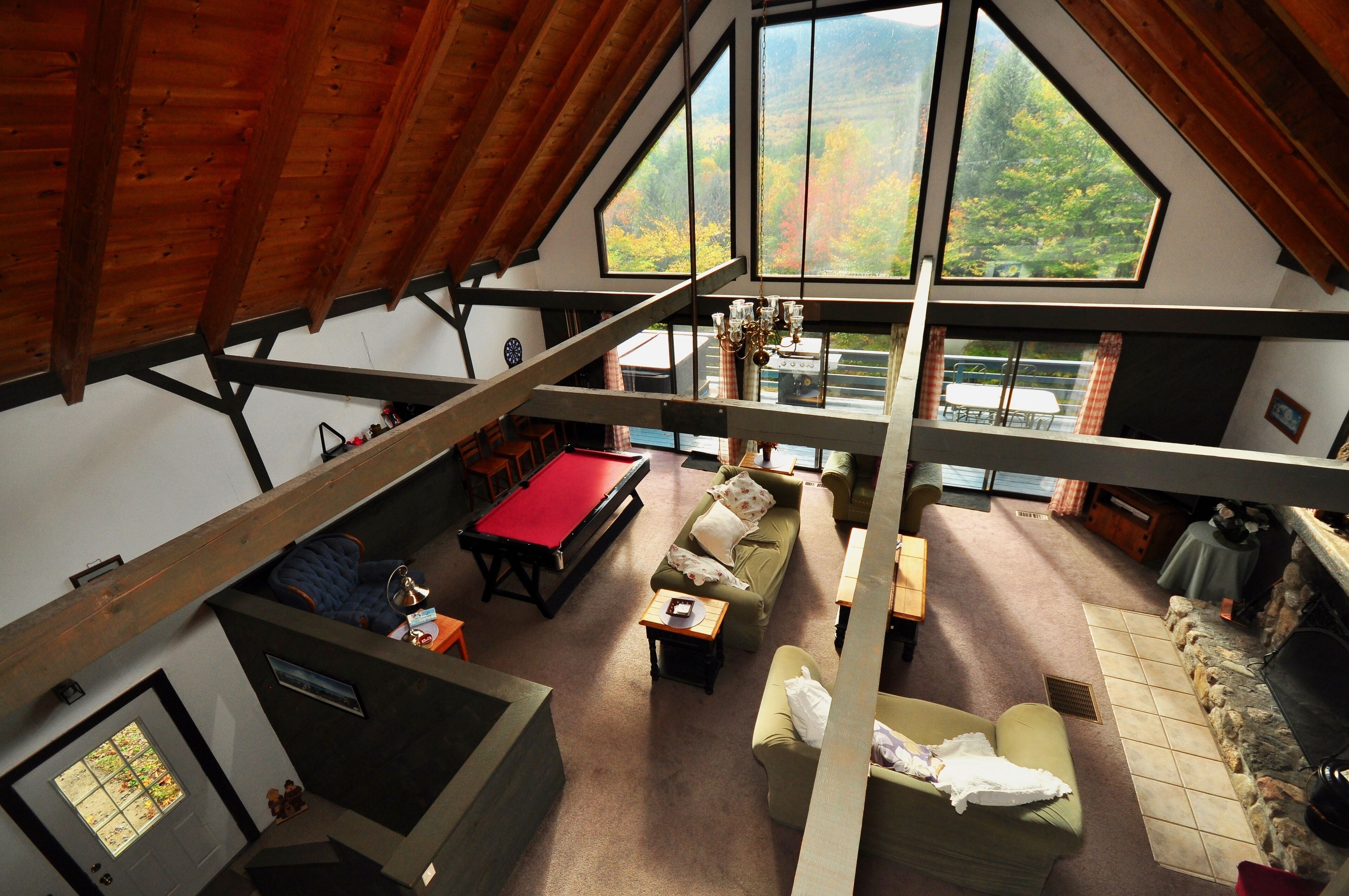 TV connectée, cheminée, lecteur de DVD, baby-foot